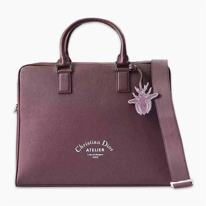 【原版皮】迪奥/Dior 男士公文包，选用粒面纹小牛皮裁制而成，采用传统工艺，是现代男士携带各类日常数据与文件的尚佳选择