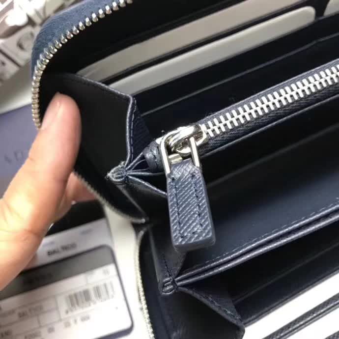 【原版皮】普拉达/Prada 拉链钱夹，选用十字纹小牛皮镶嵌彩带鳄鱼纹裁制而成，经典之作，简单时尚，款号：2ML317