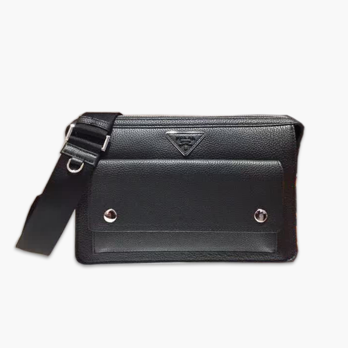 【原版皮】普拉达/Prada 男士斜跨包，采用小牛皮材质，又可当手包，一包当两包用，正面口袋，格层多多，时尚又大气，男士们值得入手，款号：2VH091