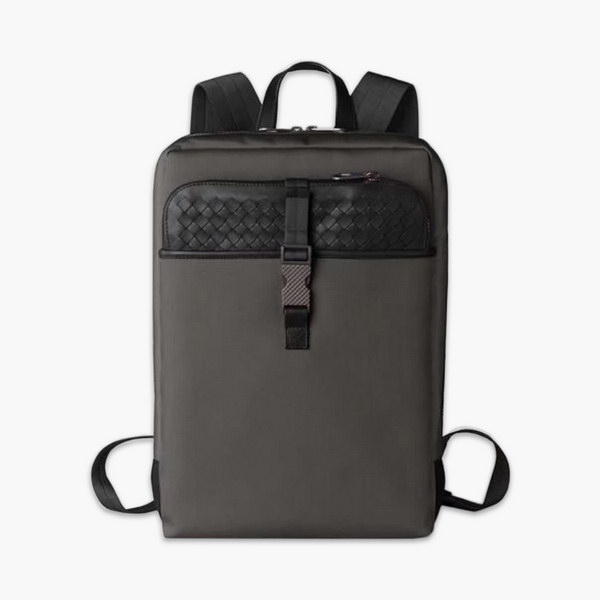 【原版皮】宝缇嘉/BV 男士双肩包，运用Meridian工艺制作，色彩绚丽，高度实用的同时又不失时尚风采，标志性刻花金属夹扣闭合，柔软加衬，有效保护高科技设备，款号：80187708