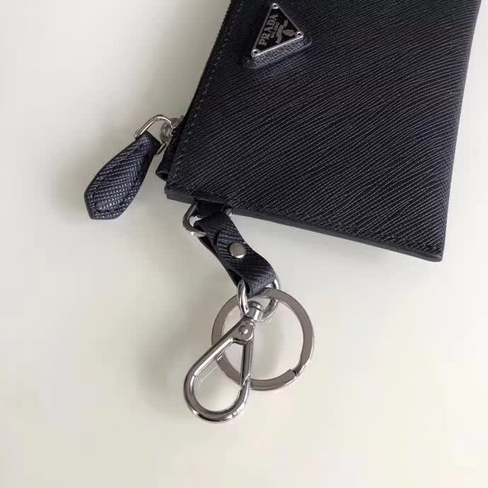 【原版皮】普拉达/Prada 钥匙包，车钥匙包，选用十字纹小牛皮裁制而成，男女通用款，最主要是可以挂在背包上，时尚前卫，款号：1TT080