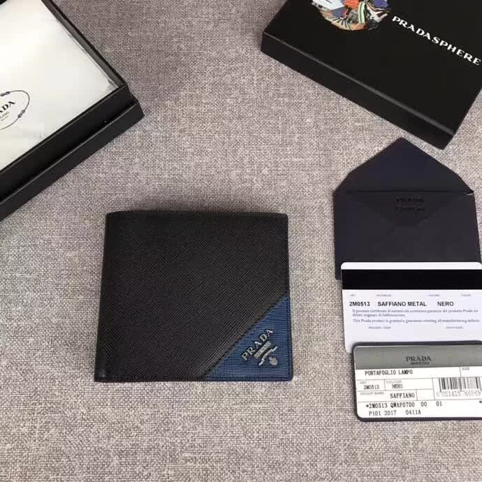 【原版皮】普拉达/Prada 短款钱夹，选用十字纹小牛皮裁制而成，边角点缀三角散字唛标识，精湛走线均匀整齐，做工精湛，款号：2M0513