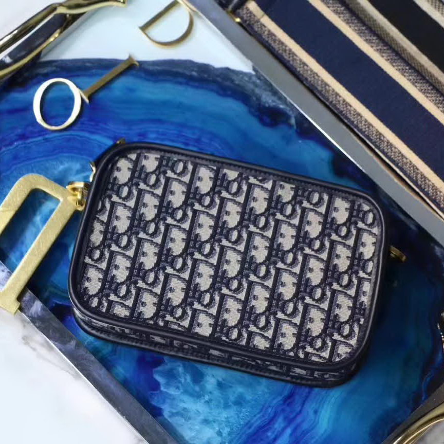 【原版皮】迪奥/Dior 相机包，选用Oblique提花帆布搭配同色系牛皮皮革裁制而成，大大的D字扣的手拎设计五金，随意又摩登，谁用谁时髦