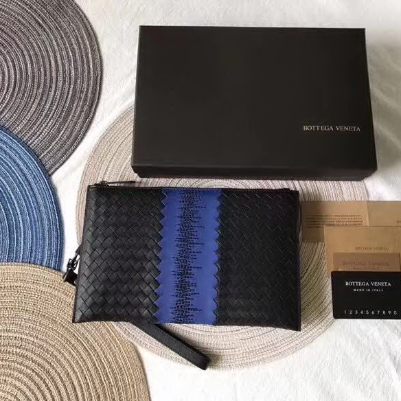 【原版皮】宝缇嘉/Bottega Veneta 手包，经典爆款，选用打蜡牛皮裁制而成，点缀刺绣格纹图案，款号：30629