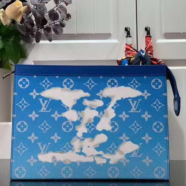 【原版皮】路易威登/LV pochette voyage手袋，以云朵主题焕新手袋设计，再令缥缈如云的品牌标识浮现于Monogram帆布背景，口袋和卡位实现有序收纳，款号：M45480