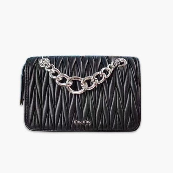 【原版皮】缪缪/Miu Miu 肩背包，采用小进口土耳其绵羊皮材质精心裁制而成，手感细腻柔软，内里三隔层，款号：5BD015