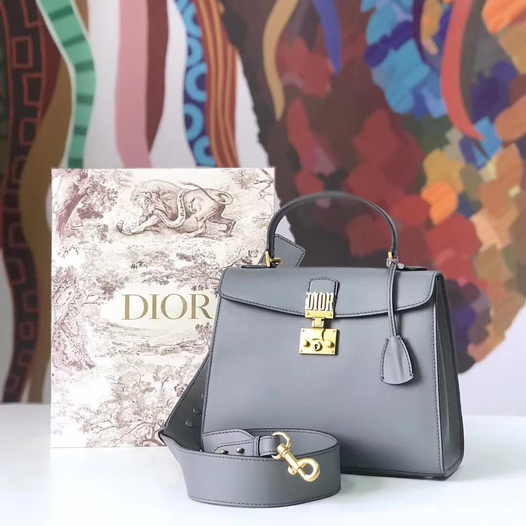 【原版皮】迪奥/Dior 手提包，选用平纹小牛皮裁制而成，饰以品牌标识字母锁扣，低调奢华，简约时尚