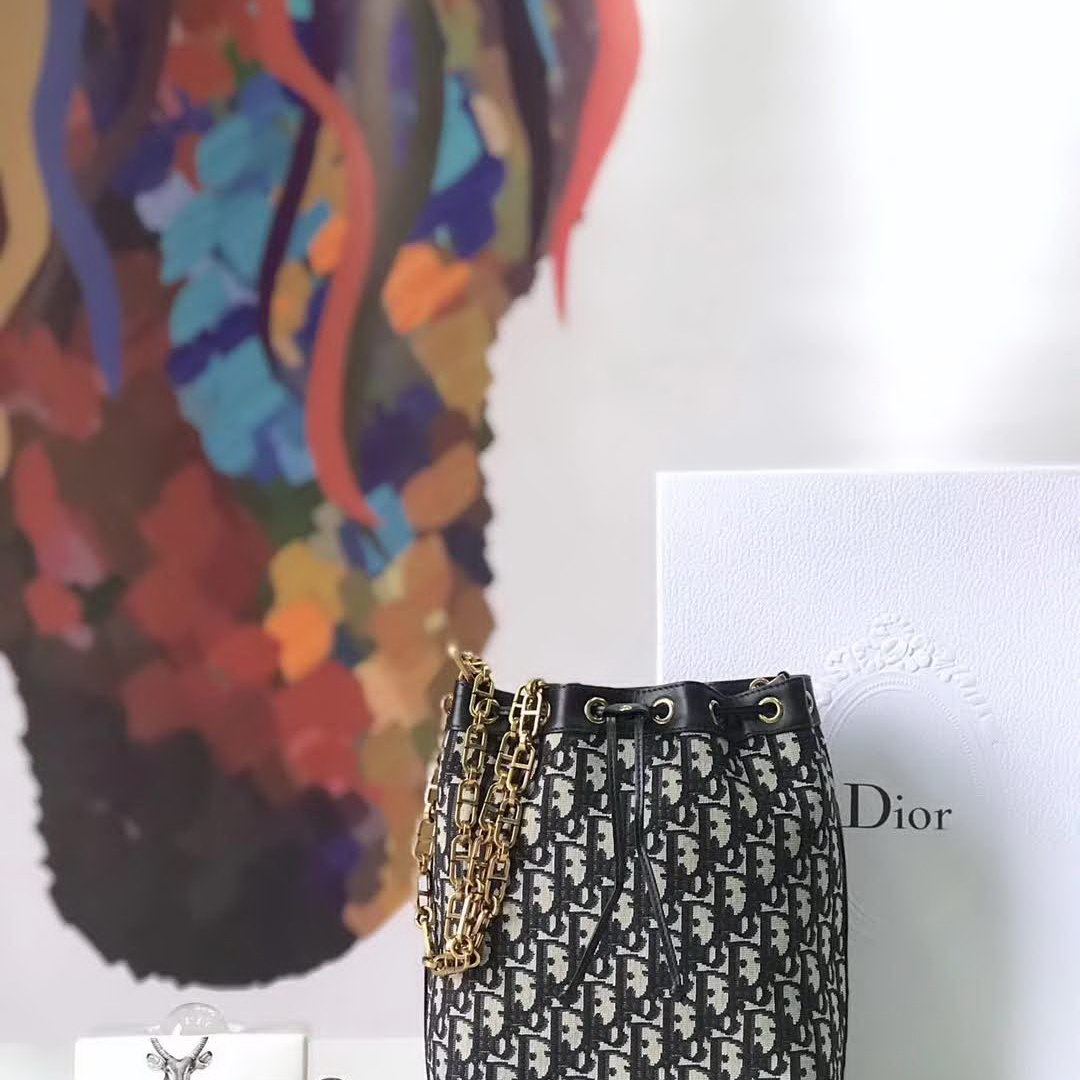 【原版皮】迪奥/Dior 水桶包，选用Oblique提花帆布搭配同色系牛皮皮革裁制而成，简约时尚，看起来帅气又低调