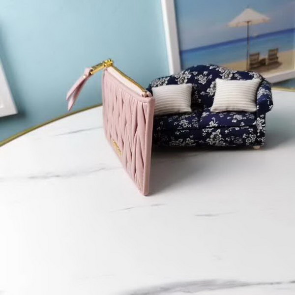 【原版皮】缪缪/Miu Miu 拉链钱夹，采用小羊皮材质精心裁制而成，Matelasse花纹图案，内里标识烫字，款号：5MB006