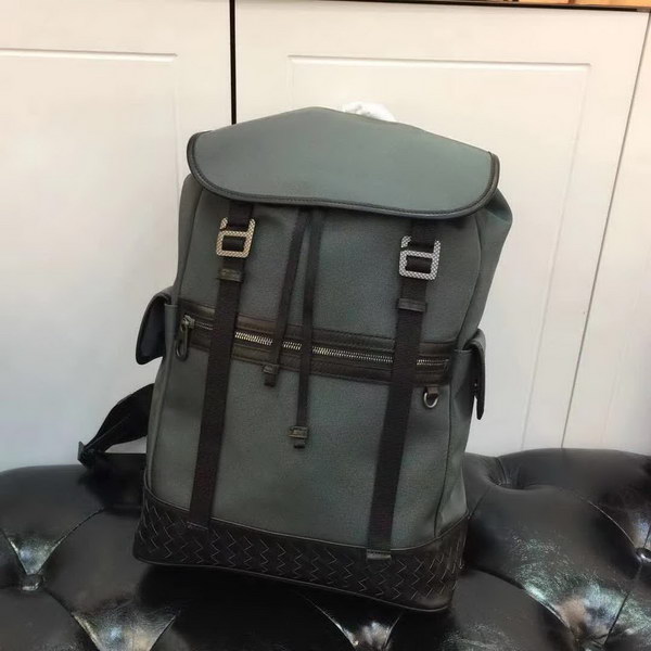 【原版皮】宝缇嘉/BV 男士双肩背包，采用高光胎牛皮搭配防水牛津布，贴袋上编饰标志性的编织图案，设计旨在成就每日佩戴的必备单品，造型质地轻盈，空间充裕，款号：80187308