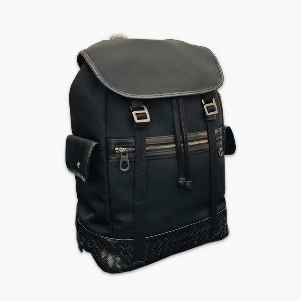 【原版皮】宝缇嘉/BV 男士双肩背包，采用高光胎牛皮搭配防水牛津布，贴袋上编饰标志性的编织图案，设计旨在成就每日佩戴的必备单品，造型质地轻盈，空间充裕，款号：80187308