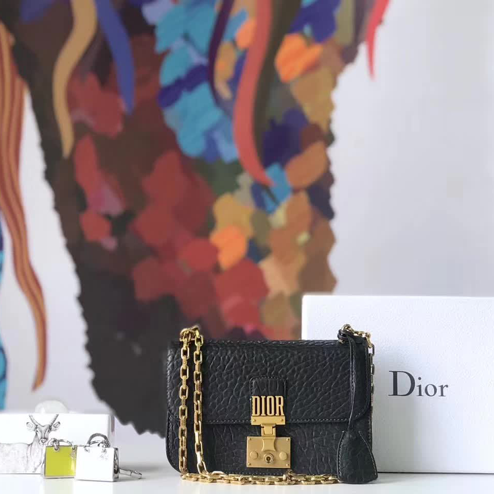 【原版皮】迪奥/Dior 链条包，选用大象纹小牛皮裁制而成，饰以精致又摩登复古品牌标识锁扣，很有年代感，搭配链条肩带，真是perfect，款号：M5816