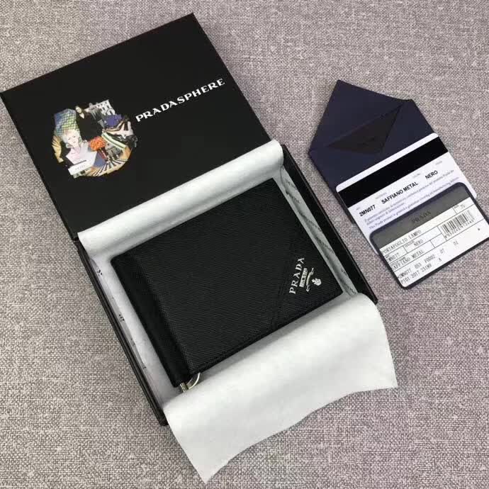 【原版皮】普拉达/Prada 金属钱夹，选用十字纹小牛皮裁制而成，边角饰三角散字徽标，款号：2MN077