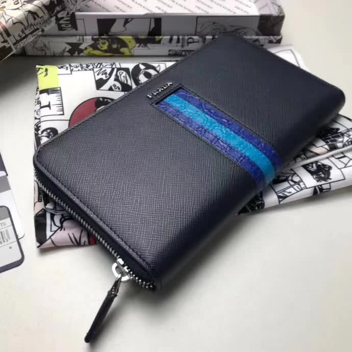 【原版皮】普拉达/Prada 拉链钱夹，选用十字纹小牛皮镶嵌彩带鳄鱼纹裁制而成，经典之作，简单时尚，款号：2ML188