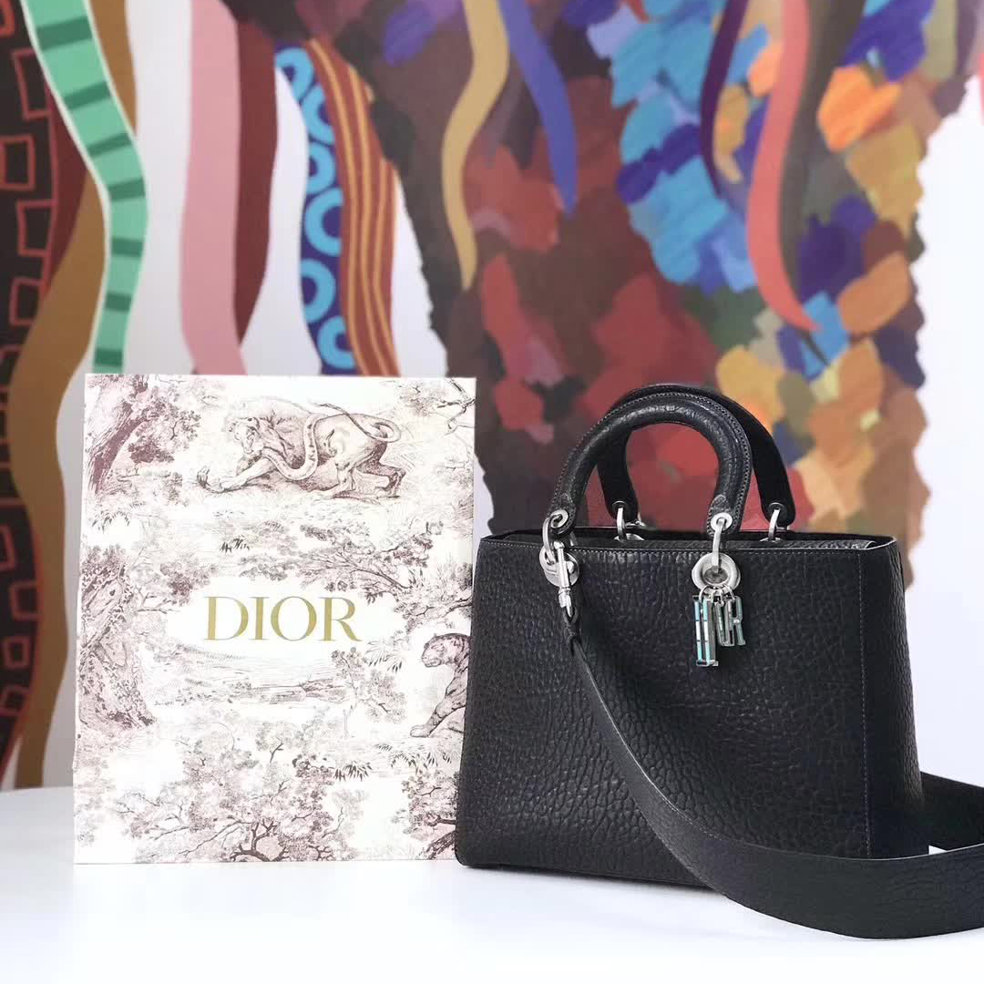 【原版皮】迪奥/Dior 手提包，选用大象纹小牛皮裁制而成，缀以品牌标识吊坠，搭配宽肩带更有特色，简约时尚