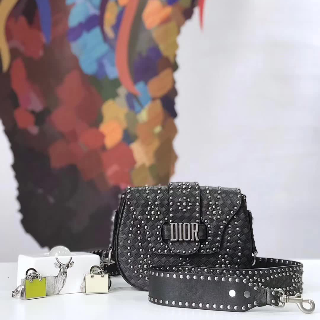 【原版皮】迪奥/Dior 肩背包，选用编织纹小牛皮裁制而成，缀以铆钉设计，搭配宽肩带更有特色，真的特别好看，款号：M6501