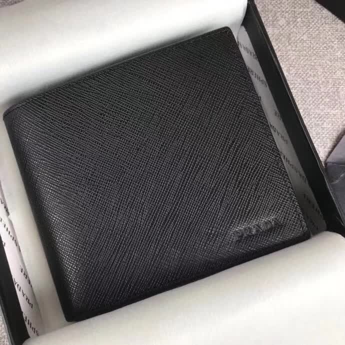 【原版皮】普拉达/Prada 短款钱夹，选用十字纹小牛皮裁制而成，边角热压印字母标识，精湛走线均匀整齐，做工精湛，款号：2M0513