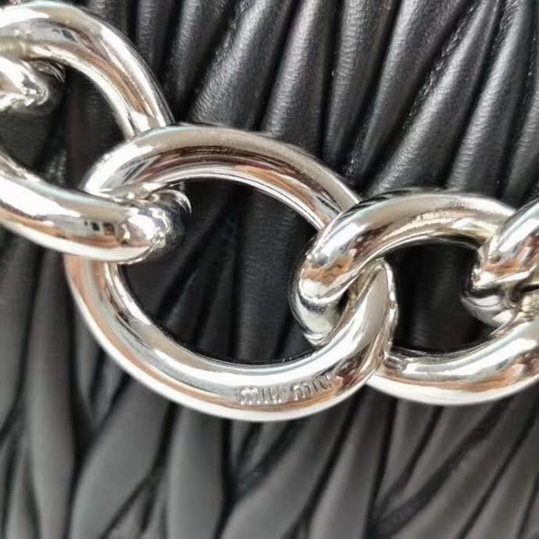 【原版皮】缪缪/Miu Miu 肩背包，采用小进口土耳其绵羊皮材质精心裁制而成，手感细腻柔软，内里三隔层，款号：5BD015